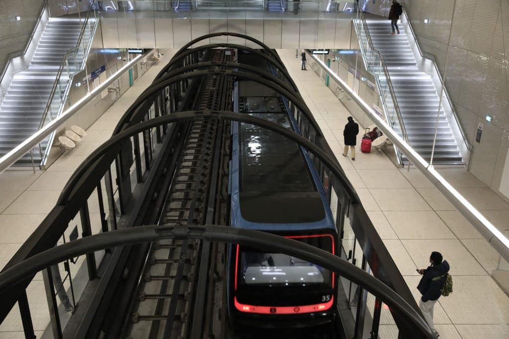 Vue sur les quais de la station Porte de Clichy, Ligne 14, Paris, 2021.