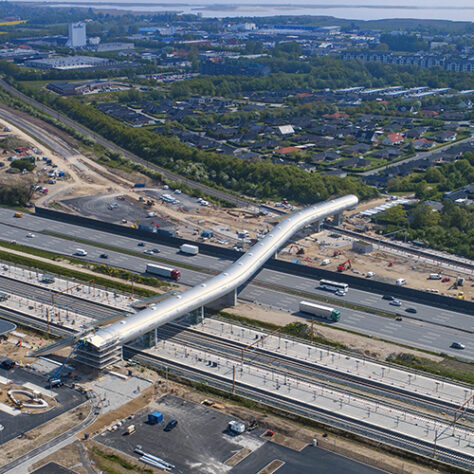 Drono foto af vej med lukket bro tværs over