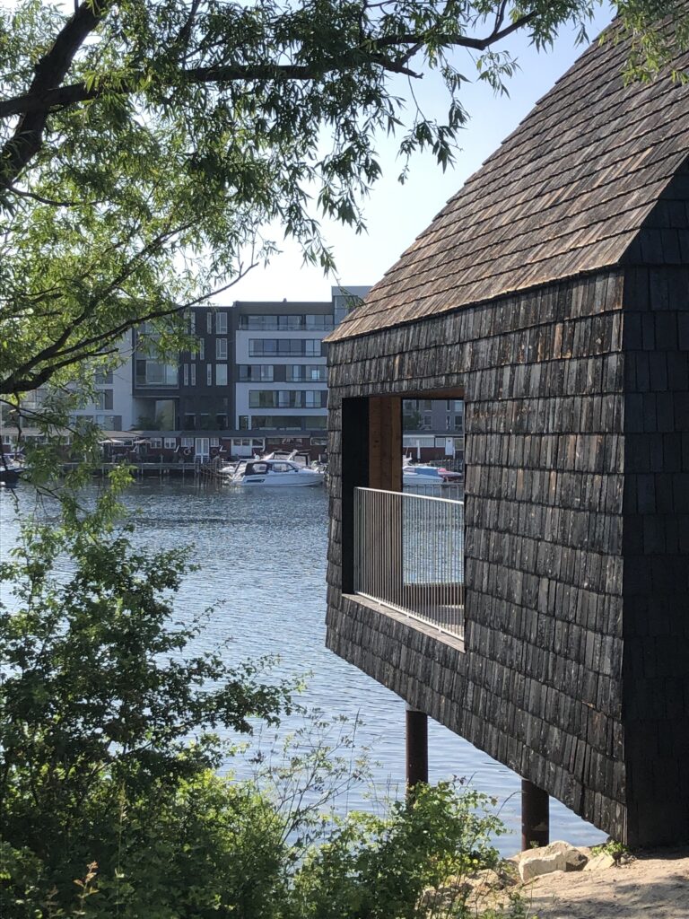 træhus ved vandet i sluseholmen