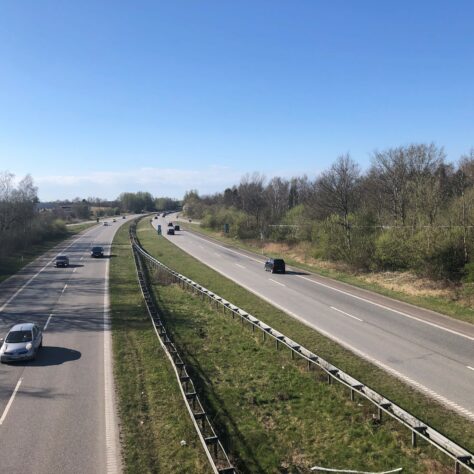 Motorvej med biler på