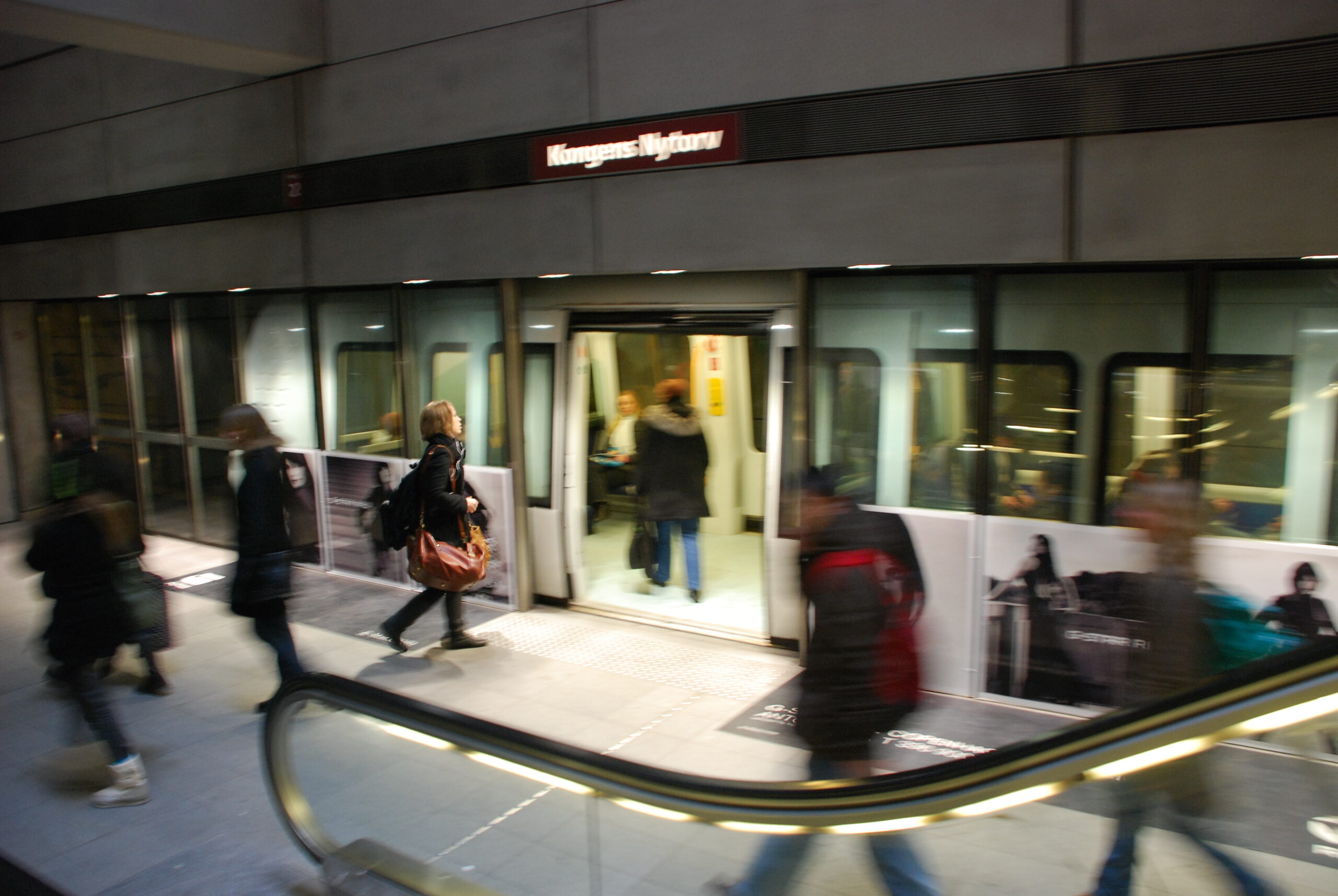 personer på metroperron i København