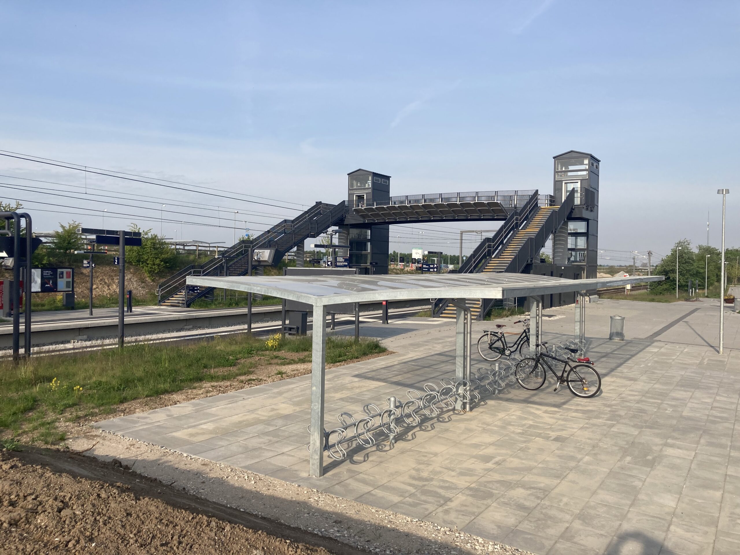 Vinge viser vejen frem med solceller på cykelparkeringsplads