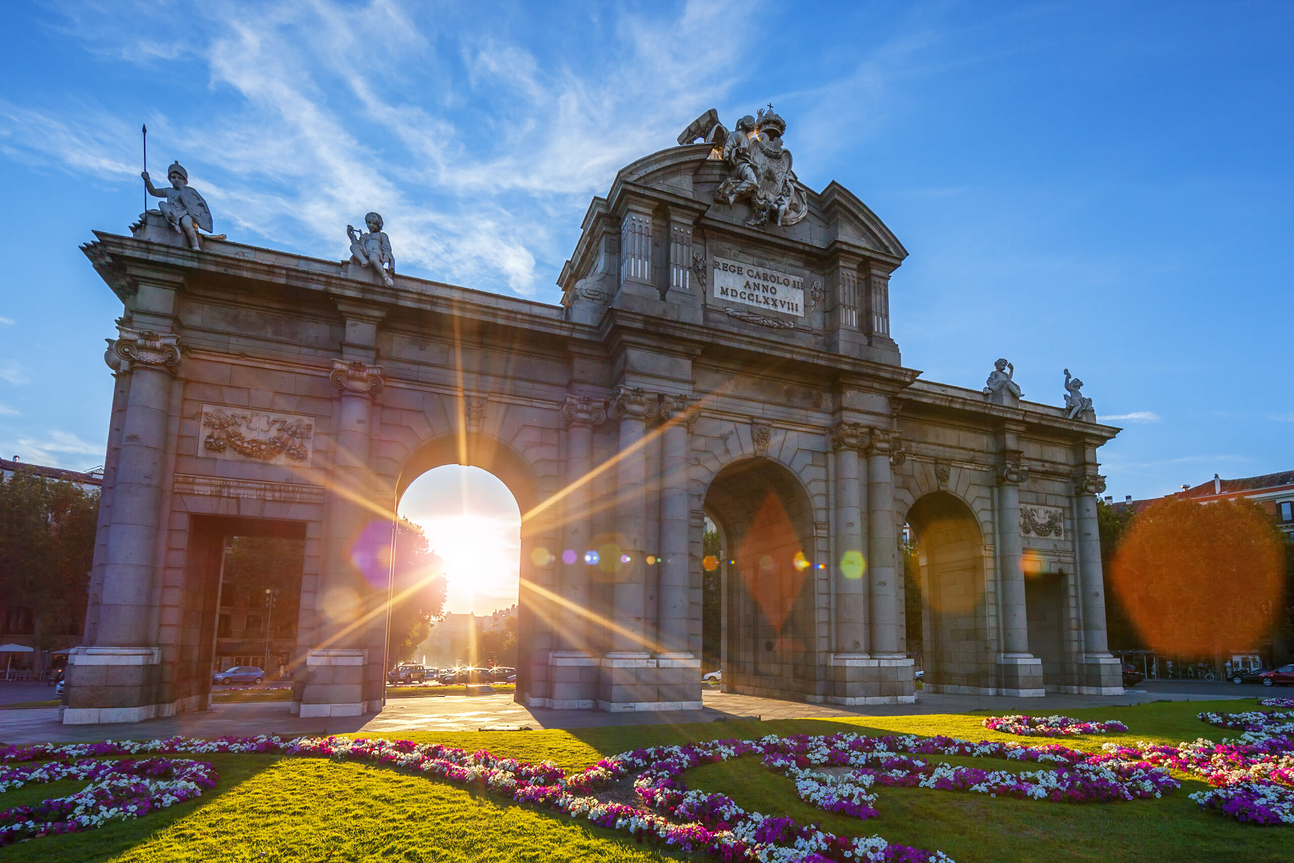 La Puerta de Alcalá en Madrid, emblemático monumento en el corazón de la ciudad.