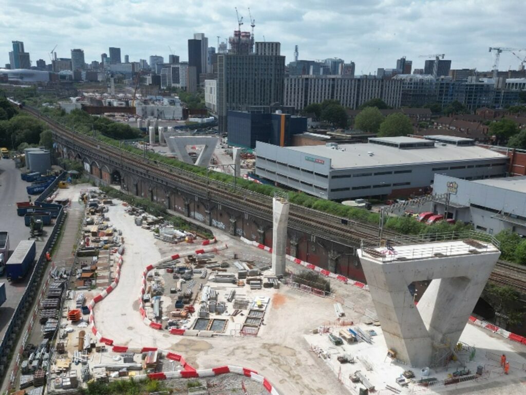 Construcción de los pilares del puente Bellingham, julio de 2024