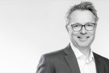 Han startet som sykepleier – nå designer han Norges mest komplekse IT-systemer