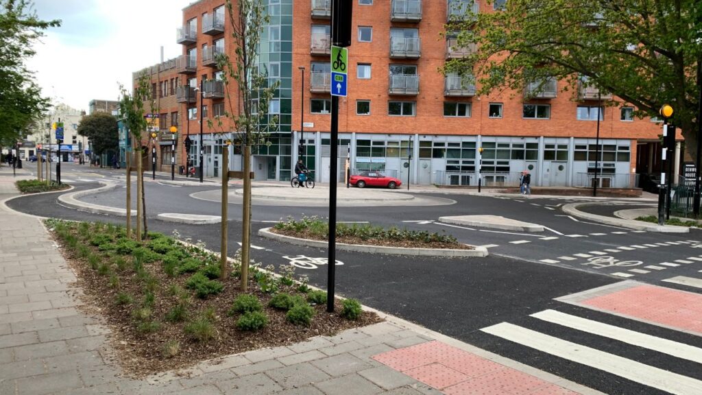 Roundabout and pedestrian crossing with cycleway in Islington