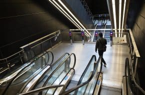 Escaliers roulants dans la station Østerport de la ligne de métro M3 'Cityringen' de Copenhague